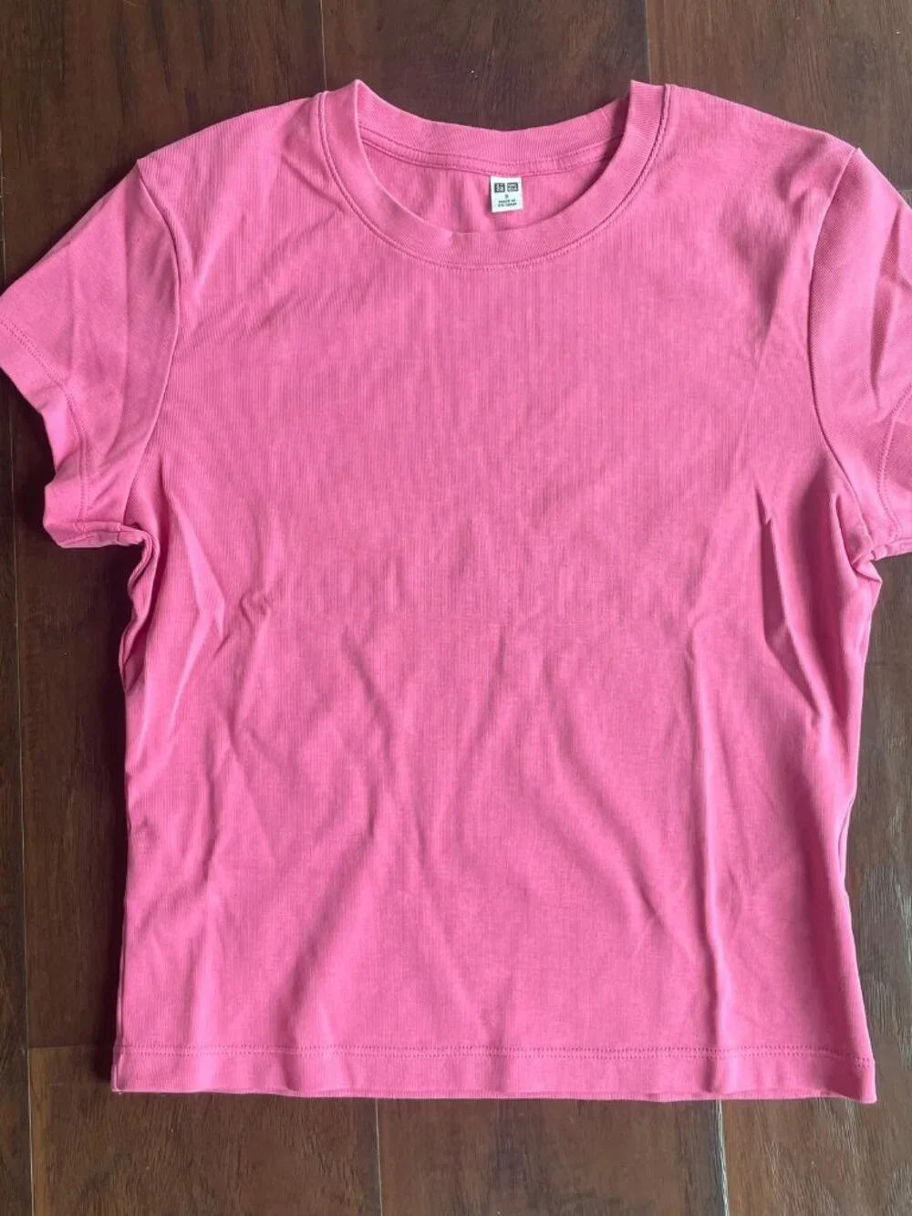 Uniqlo Tshirt - Picture 1 of 2